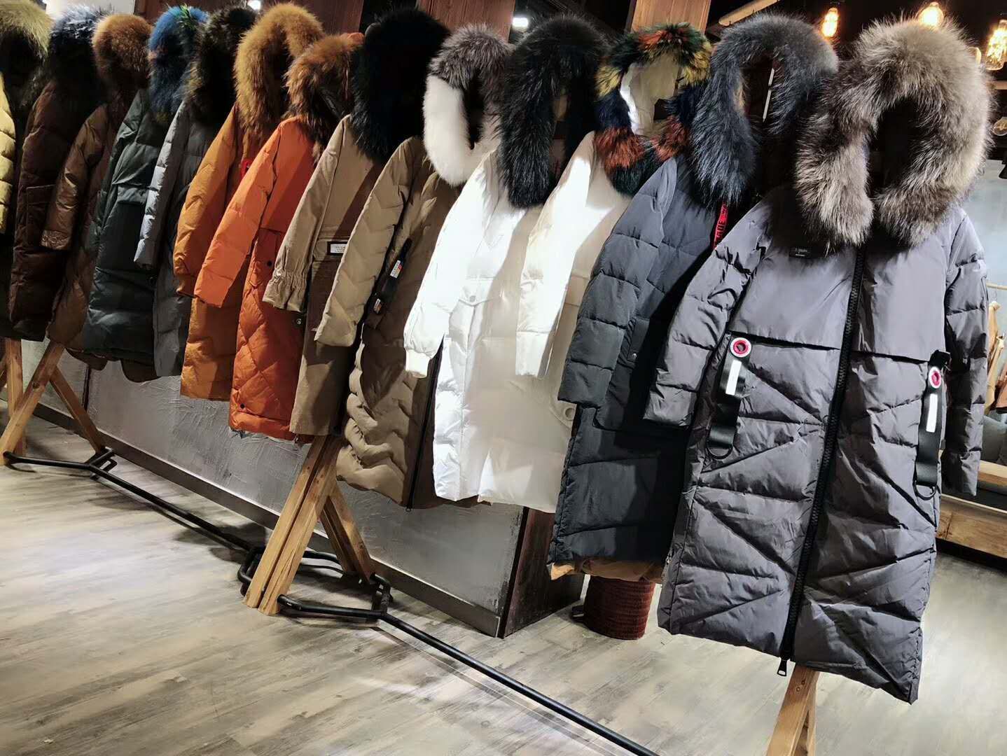 兰泰拉羽绒服品牌折扣批发指南 服装零售店橱窗陈列十大核心手法